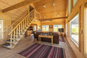 TV, fireplace - Enchanting 3-bedroom cabin in Cameron Near Yellowstone National Park. (Cameron)