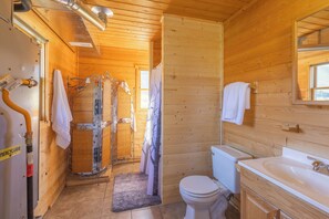 Dusch, hårtork, handdukar och tvål