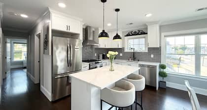 Welcome to Your Luxurious Urban Haven!