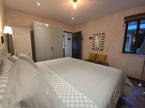Apartamento básico | Cofres nos quartos, Wi-Fi de cortesia