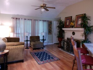 TV - Welcoming 2-bedroom house with AC in League City (League City)