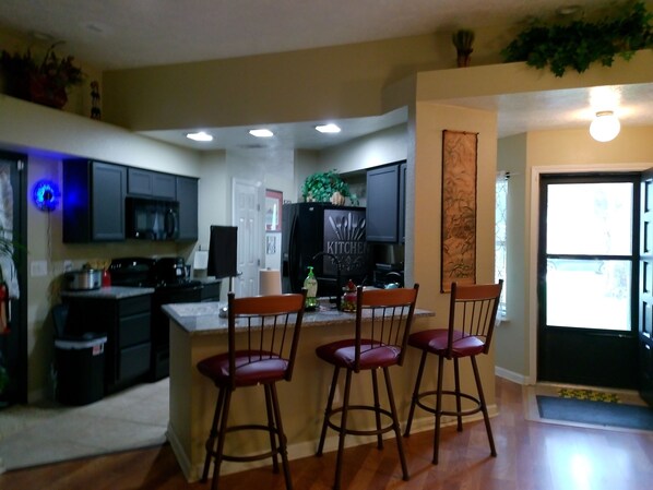 Microwave, oven, stovetop, dishwasher - Welcoming 2-bedroom house with AC in League City (League City)