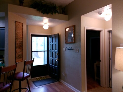 Welcoming 2-bedroom house with AC in League City