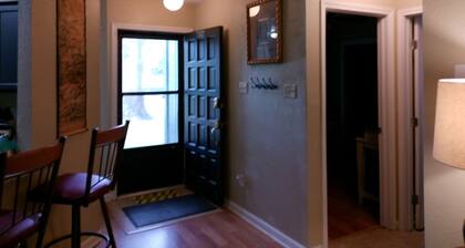 Welcoming 2-bedroom house with AC in League City