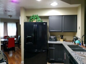 Microwave, oven, stovetop, dishwasher - Welcoming 2-bedroom house with AC in League City (League City)