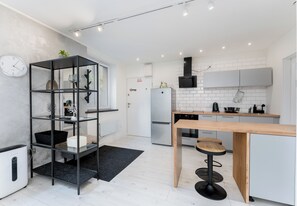 Fridge, oven, stovetop, dishwasher