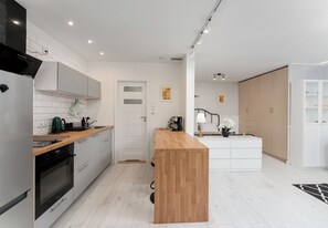 Fridge, oven, stovetop, dishwasher