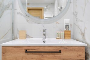 Een douche, een haardroger, handdoeken