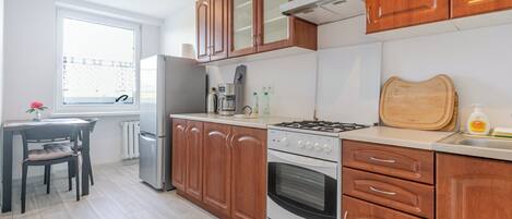 Fridge, oven, stovetop, coffee/tea maker