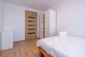 2 bedrooms, iron/ironing board, WiFi, bed sheets