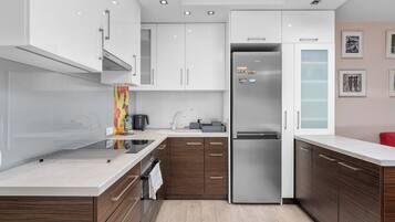 Refrigerador, horno, placa de cocina, lavavajillas