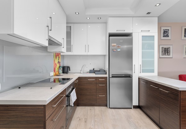 Fridge, oven, stovetop, dishwasher