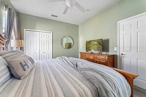 4 Schlafzimmer, Schreibtisch, Bügeleisen/Bügelbrett, Reisekinderbett