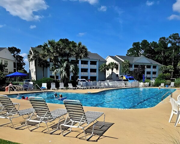 Alberca al aire libre y alberca climatizada