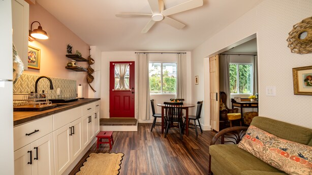 A compact living space with a kitchen, dining area, and a cozy seating area. - Beautiful Apartment in Hawaii (Captain Cook)