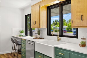 Private kitchen - "That-Place!" Brand new remodel. 3 queen bedrooms, 2 full baths,2 living rooms. (Billings)