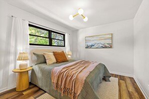 4 habitaciones, tabla de planchar con plancha, wifi y ropa de cama 