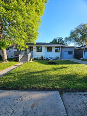 Exterior - "That-Place!" Brand new remodel. 3 queen bedrooms, 2 full baths,2 living rooms. (Billings)