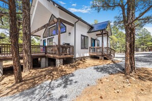 Exterior - Modern Cabin w/ large deck, nestled in the pines, secluded yet close to town. (Show Low)