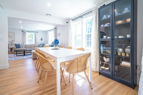 Shining Sea Hideaway・Walk everywhere, 6 Beds, Newly remodeled