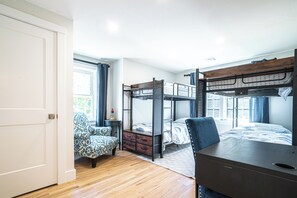 3 habitaciones, tabla de planchar con plancha, wifi y ropa de cama 