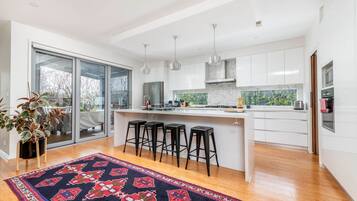 Refrigerador, microondas, horno, placa de cocina