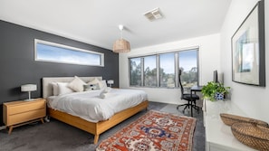 4 bedrooms, desk, travel cot, free WiFi