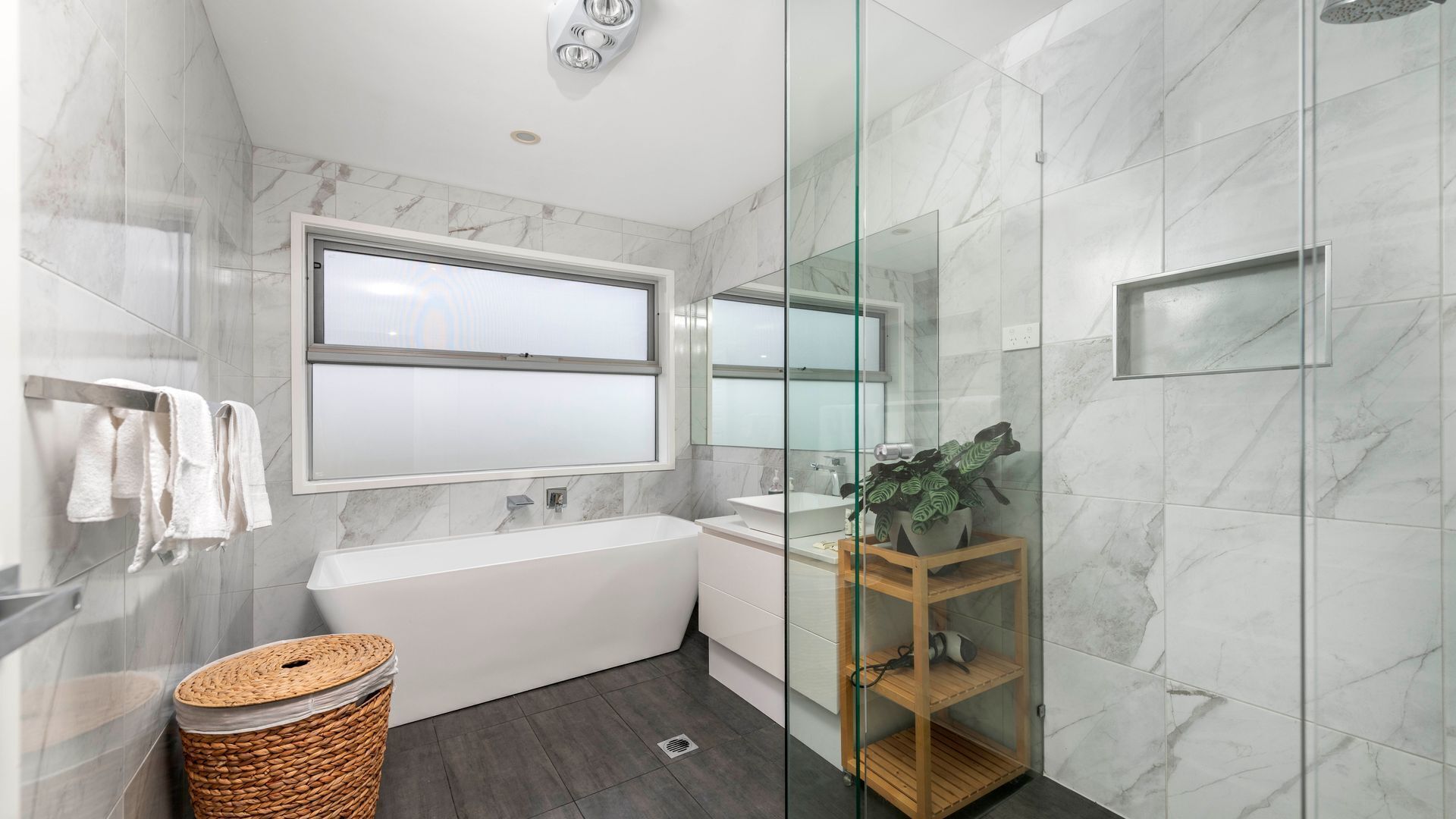 Dusche, Haartrockner, Handtücher