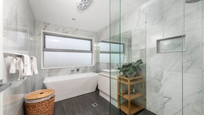 Douche, sèche-cheveux, serviettes fournies