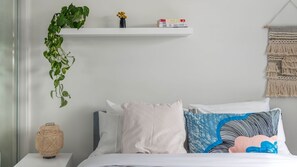 4 bedrooms, desk, travel crib, free WiFi - Cullen Stay Calm Connected Convenient (Wright)