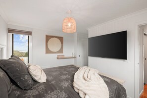 3 bedrooms, iron/ironing board, Internet, bed sheets