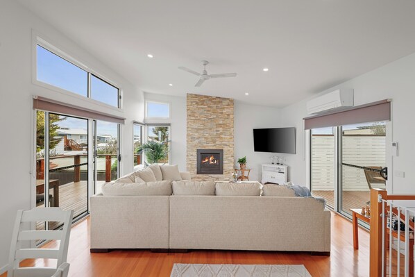 TV, fireplace