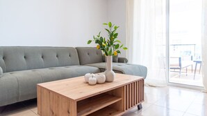 Smart TV - TelMar Sunrise View - 100m from the Sea (Livadia)