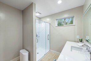 Hair dryer, towels, soap, toilet paper - Delightful 3-bedroom house in McCall (McCall)