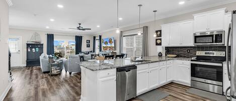 Refrigerador, microondas, horno y parrilla de estufa