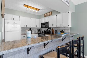 Een koelkast, een microgolfoven, een oven, een kookplaat