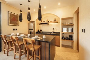 Deluxe-Apartment, eigener Pool, Poolblick | Eigene Küche