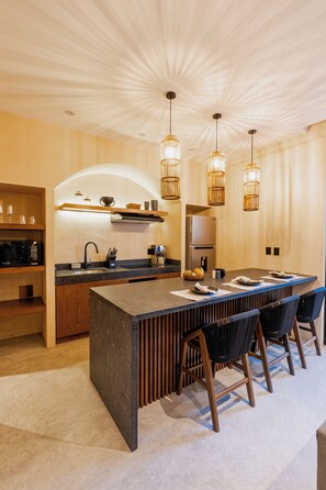 Apartment, Balcony, Pool View | Dapur peribadi