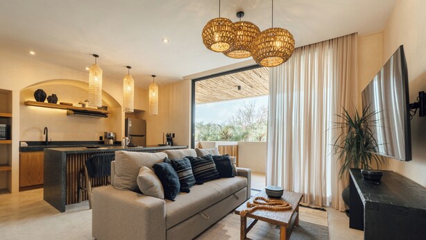 Deluxe appartement, 1 kingsize bed met slaapbank, privézwembad, uitzicht op zwembad | Woonruimte