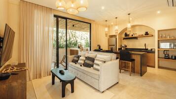 Căn hộ, 1 giường cỡ king và sofa giường, ban công, quang cảnh vườn | Khu phòng khách