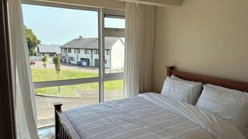 3 bedrooms, iron/ironing board, WiFi, bed sheets