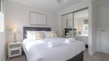 2 bedrooms, desk, iron/ironing board, bed sheets