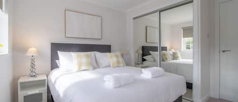2 habitaciones, escritorio y tabla de planchar con plancha