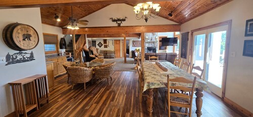 American Dream | Dog-Friendly 5BR Mountain Escape w/ Hot Tub & Fireplace