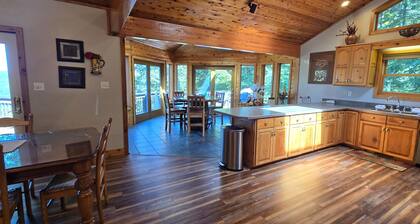 American Dream- 5 bedroom dog-friendly with hot tub, pool table and more!