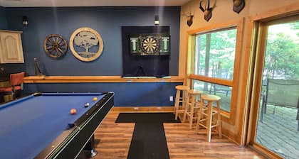 The Lake House- 5 bedroom in quiet area with hot tub and pool table