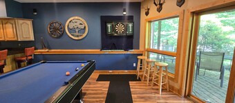 The Lake House- 5 bedroom in quiet area with hot tub and pool table