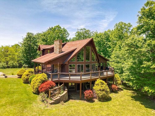 Family Mountain Escape w/ Pool Table & Large Yard