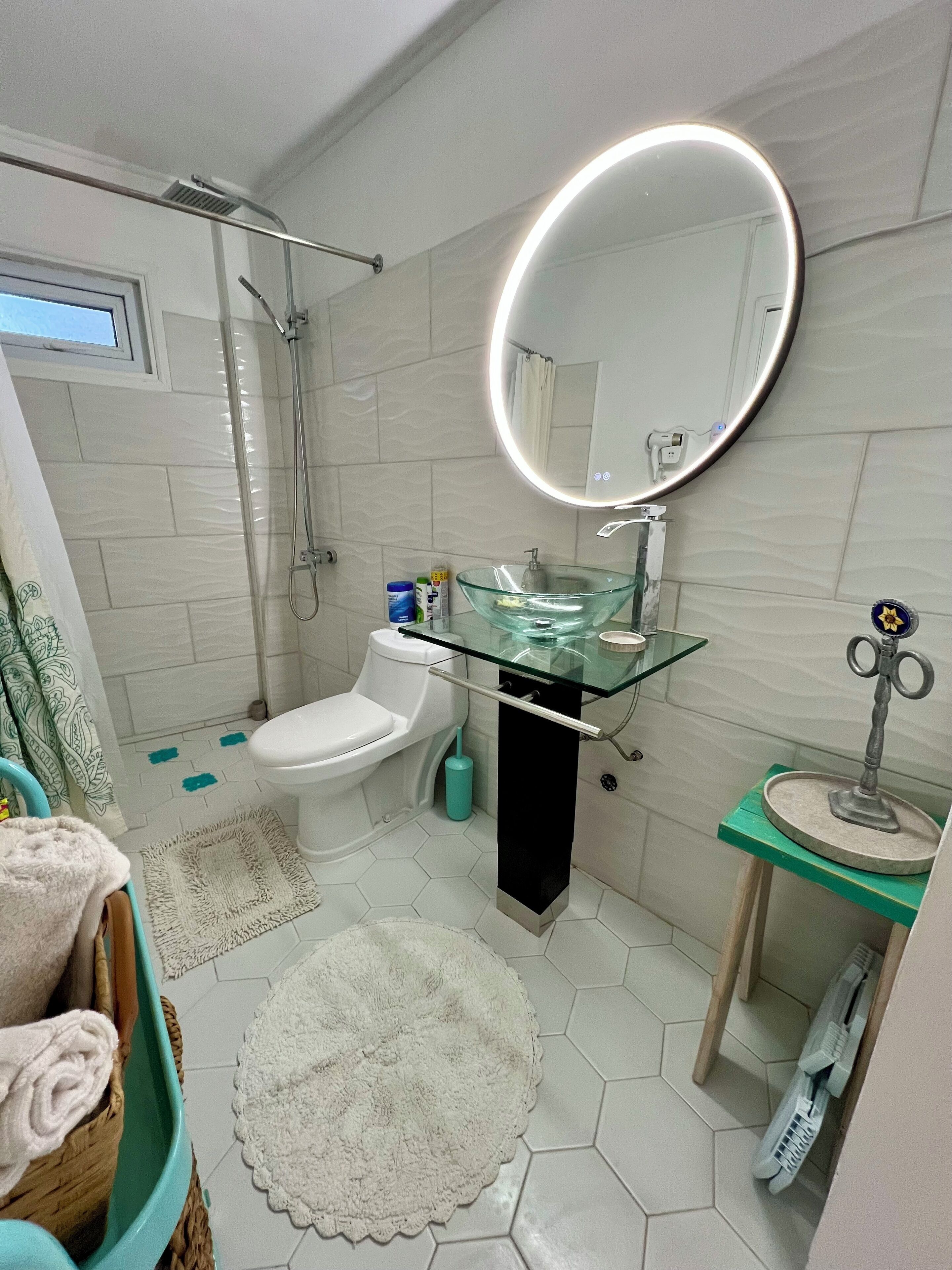 Ducha, secador de pelo, toallas y jabón