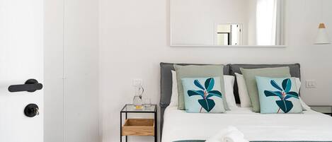 6 bedrooms, iron/ironing board, WiFi, bed sheets